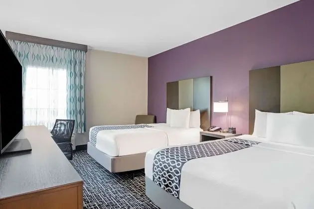 Standard Oda, 2 Büyük (Queen) Boy Yatak, Sigara İçilmez (Various Views)