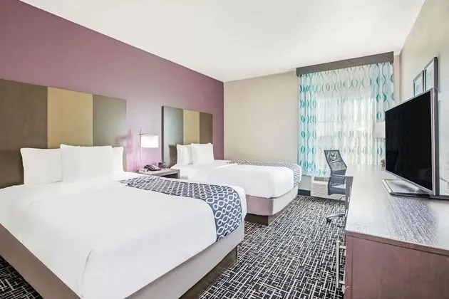 Standard Oda, 2 Büyük (Queen) Boy Yatak, Sigara İçilmez (Various Views)