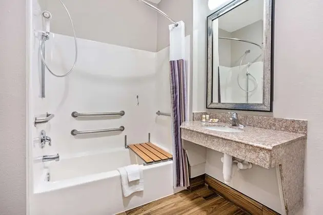 Süit, 1 En Büyük (King) Boy Yatak, Engellilere Uygun (Mobility/Hearing, Tub w/ Grab Bars)