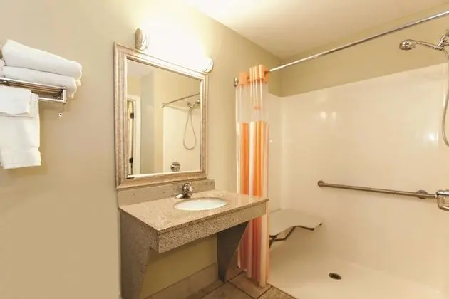 Deluxe Oda, 1 En Büyük (King) Boy Yatak, Engellilere Uygun (Hearing/Mobility, Tub w/Grab Bars)