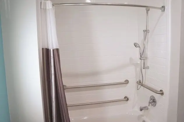 Oda, 1 En Büyük (King) Boy Yatak, Engellilere Uygun, Sigara İçilmez (Bathtub w/ Grab Bars)
