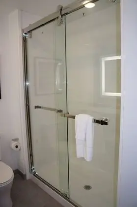 Oda, 1 En Büyük (King) Boy Yatak, Engellilere Uygun (Mobility,Hearing,Tub w/Grab Bars)