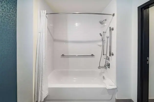 Oda, 1 En Büyük (King) Boy Yatak, Engellilere Uygun (Mobility,Hearing,Tub w/Grab Bars)