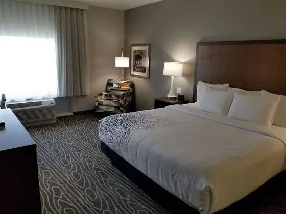 Oda, 1 En Büyük (King) Boy Yatak, Engellilere Uygun, Sigara İçilmez (Mobility and Hearing Impaired)