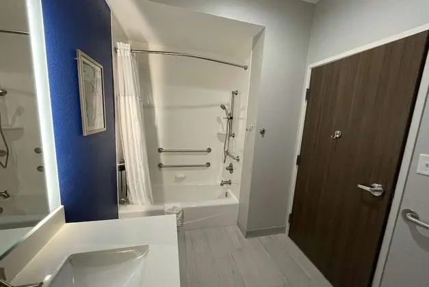 Oda, 1 En Büyük (King) Boy Yatak, Engellilere Uygun, Sigara İçilebilir (Bathtub w/ Grab Bars)
