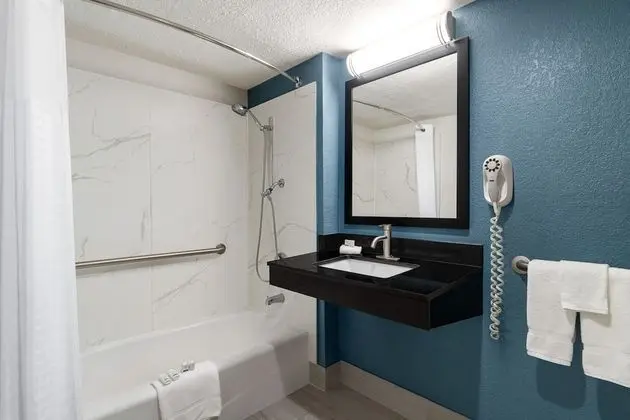 Oda, 2 Çift Kişilik Yatak, Engellilere Uygun, Sigara İçilmez (Bathtub)