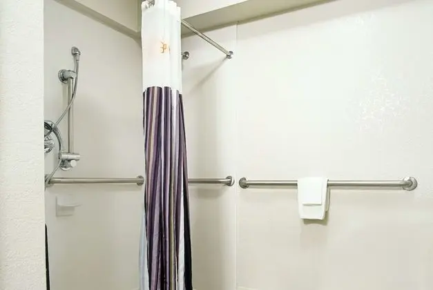 Oda, 2 Çift Kişilik Yatak, Engellilere Uygun, Sigara İçilmez (Bathtub w/ Grab Bars)