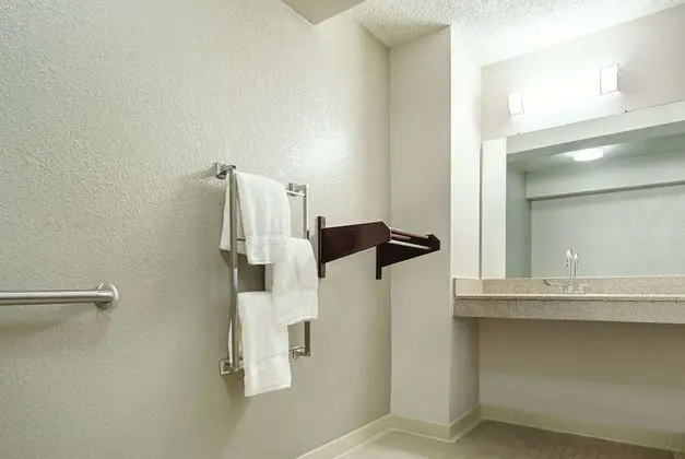 Oda, 2 Çift Kişilik Yatak, Engellilere Uygun, Sigara İçilmez (Bathtub w/ Grab Bars)