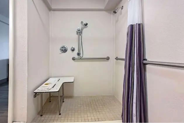 Oda, 2 Çift Kişilik Yatak, Engellilere Uygun, Sigara İçilmez (Bathtub w/ Grab Bars)