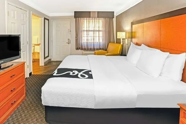 Oda, 1 En Büyük (King) Boy Yatak, Engellilere Uygun, Sigara İçilmez (Bathtub)