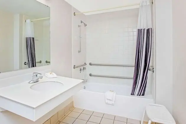 Oda, 2 Çift Kişilik Yatak, Engellilere Uygun, Sigara İçilmez (Tub with Grab Bars)