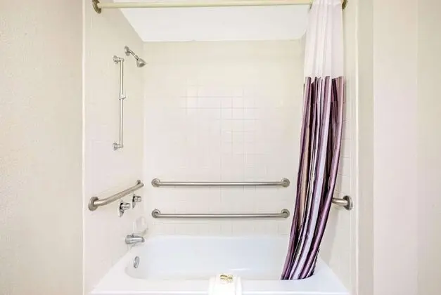 Oda, 2 Çift Kişilik Yatak, Engellilere Uygun, Sigara İçilmez (Tub with Grab Bars)