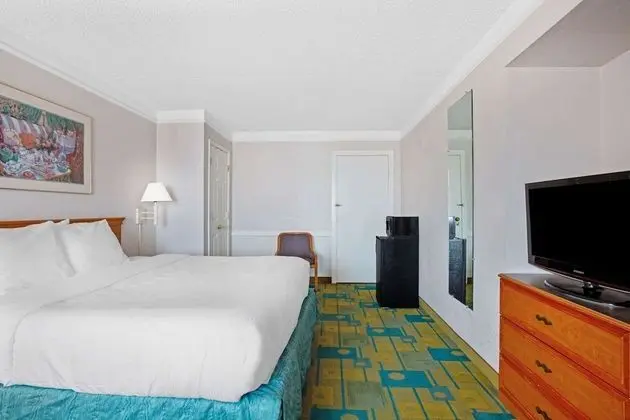 1 King Bed, Mobility Accessible Room, Bathtub w/ Grab Bars, Non-Smoking