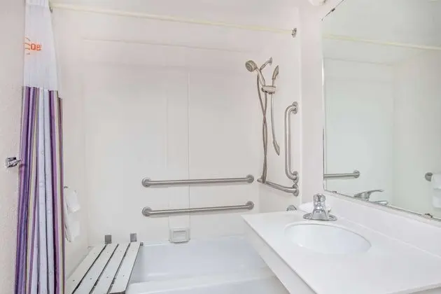 1 King Bed, Mobility Accessible Room, Bathtub w/ Grab Bars, Non-Smoking