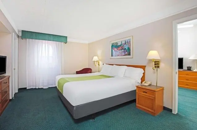 1 King Bed, One-Bedroom Suite, Non-Smoking