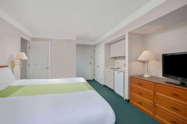 1 King Bed, One-Bedroom Suite, Non-Smoking