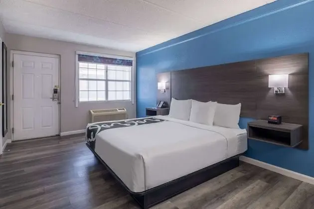 1 King Bed, Mobility Accessible Room, Bathtub w/ Grab Bars, Non-Smoking