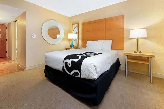 Oda, 1 Büyük (Queen) Boy Yatak, Engellilere Uygun (Mobility/Hearing Impaired Accessible)