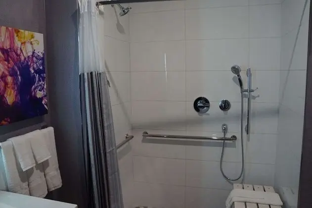 Oda, 1 En Büyük (King) Boy Yatak, Engellilere Uygun (Mobility/Hearing, Tub w/Grab Bars)