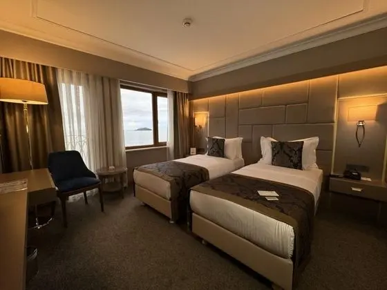 Çift Kişilik, Deniz Manzaralı