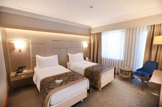 Çift Kişilik, Deniz Manzaralı