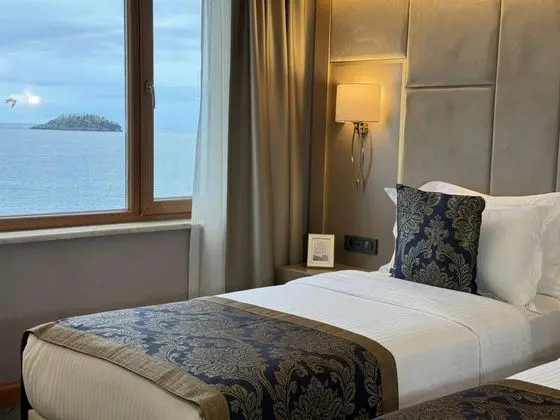 Çift Kişilik, Deniz Manzaralı