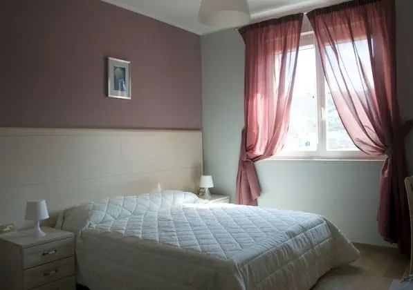 Tek Büyük veya İki Ayrı Yataklı Oda, Tepe Manzaralı