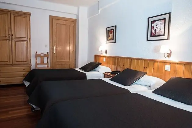Üç Kişilik Oda