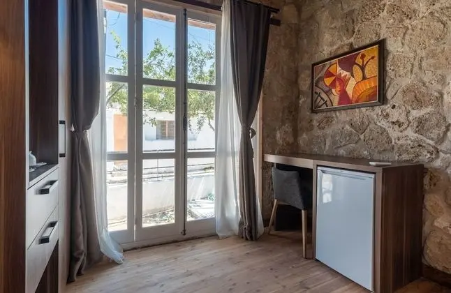 Deluxe Tek Büyük Yataklı Oda, Sigara İçilmez, Bahçe Manzaralı (Leyla Gencer)