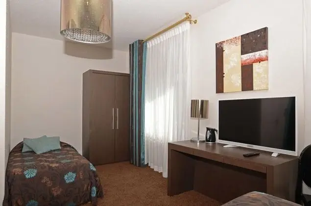 Üç Kişilik Oda