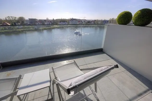 Junior Oda, 1 En Büyük (King) Boy Yatak, Göl Manzaralı