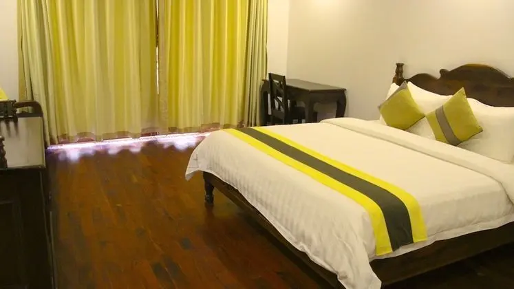 Deluxe Tek Büyük Yataklı Oda, Havuz Manzaralı