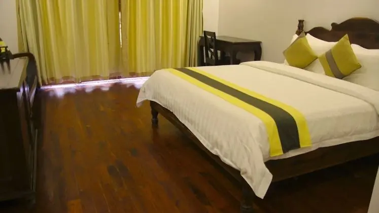 Deluxe Tek Büyük Yataklı Oda, Havuz Manzaralı