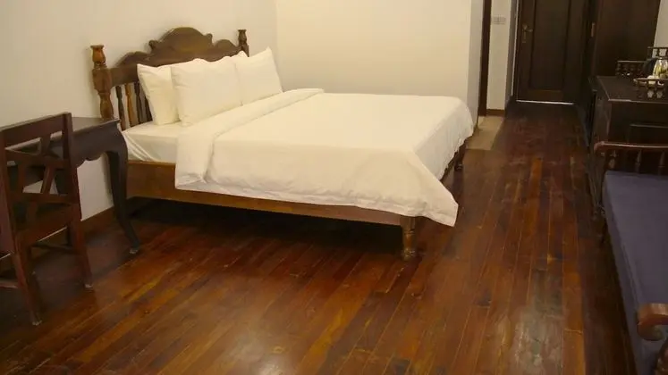 Deluxe Tek Büyük Yataklı Oda, Havuz Manzaralı