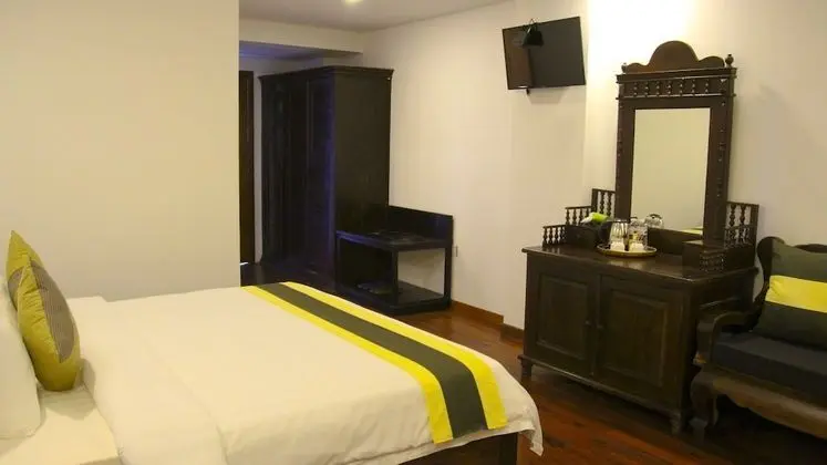 Deluxe Tek Büyük Yataklı Oda, Havuz Manzaralı