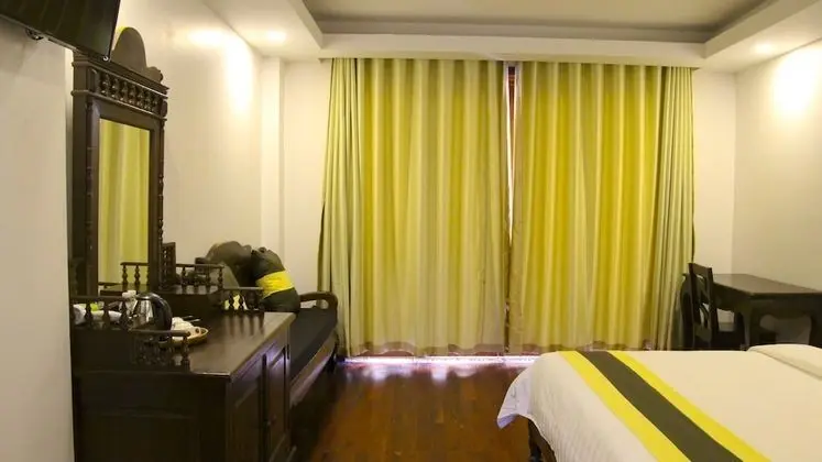 Deluxe Tek Büyük Yataklı Oda, Havuz Manzaralı