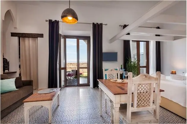 Stüdyo, Kısmi Deniz Manzarası, Bahçeli