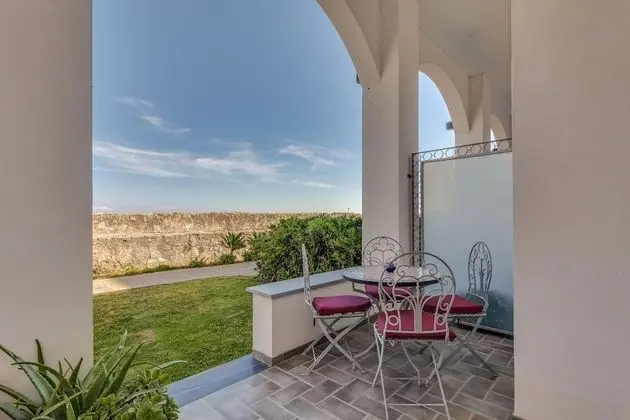Stüdyo, Kısmi Deniz Manzarası, Bahçeli