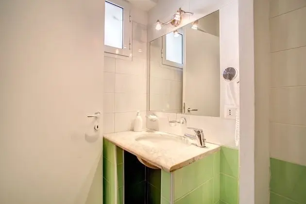 Büyük Yataklı Tek Kişilik Oda