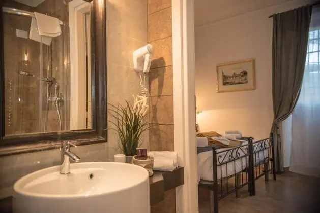 Büyük Yataklı Tek Kişilik Oda