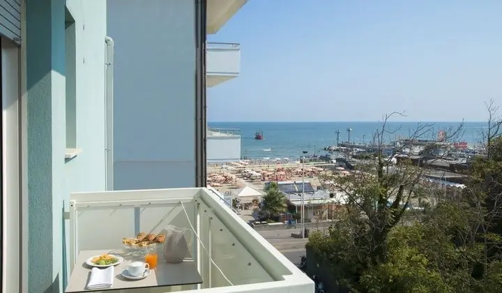Tek Büyük veya İki Ayrı Yataklı Oda, Kısmi Deniz Manzaralı