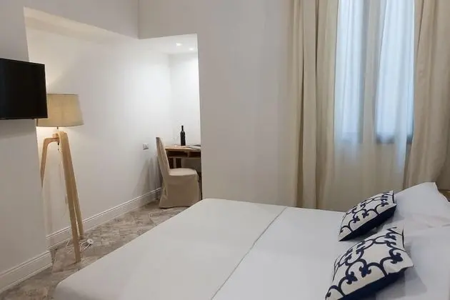 Standard Oda, 1 Büyük (Queen) Boy Yatak, Sigara İçilmez, Buzdolabı