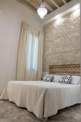 Standard Oda, 1 Büyük (Queen) Boy Yatak, Sigara İçilmez, Buzdolabı