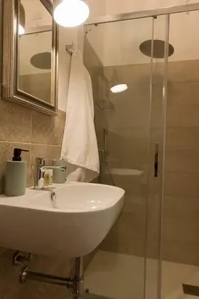 Standard Oda, 1 Büyük (Queen) Boy Yatak, Sigara İçilmez, Buzdolabı