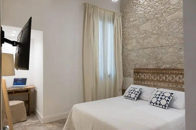 Standard Oda, 1 Büyük (Queen) Boy Yatak, Sigara İçilmez, Buzdolabı