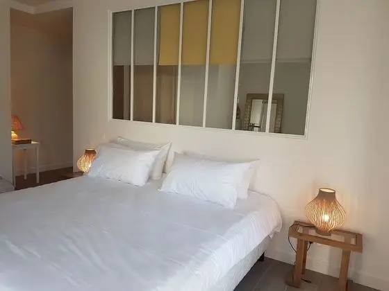 Superior Tek Büyük Yataklı Oda, Banyolu/Duşlu, Havuz Manzaralı (La Bienveillante)