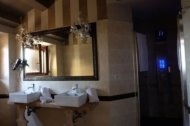 Deluxe Tek Büyük Yataklı Oda, 1 Yatak Odası, Banyolu/Duşlu, Bahçe Manzaralı