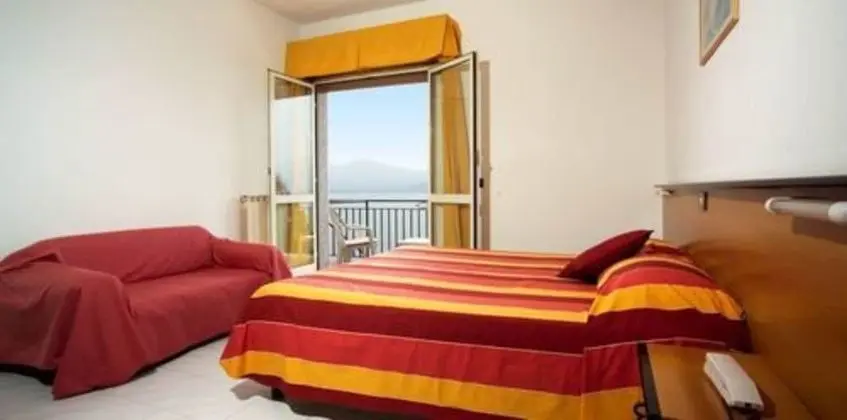 Tek Büyük veya İki Ayrı Yataklı Oda, Balkon, Göl Manzaralı