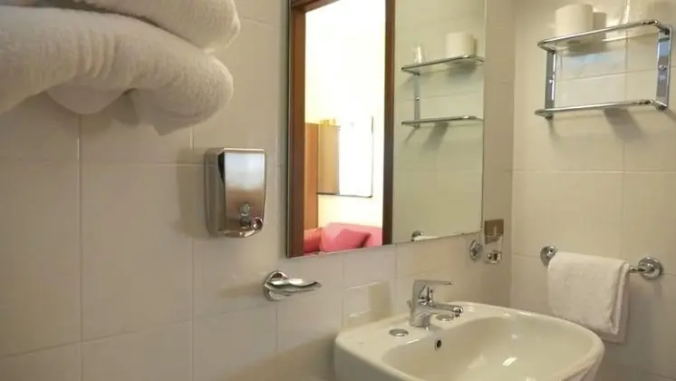 Tek Büyük veya İki Ayrı Yataklı Oda, Balkon, Göl Manzaralı
