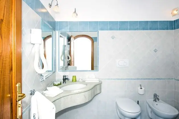 Standard Tek Büyük Yataklı Oda, Balkon, Kısmi Deniz Manzaralı